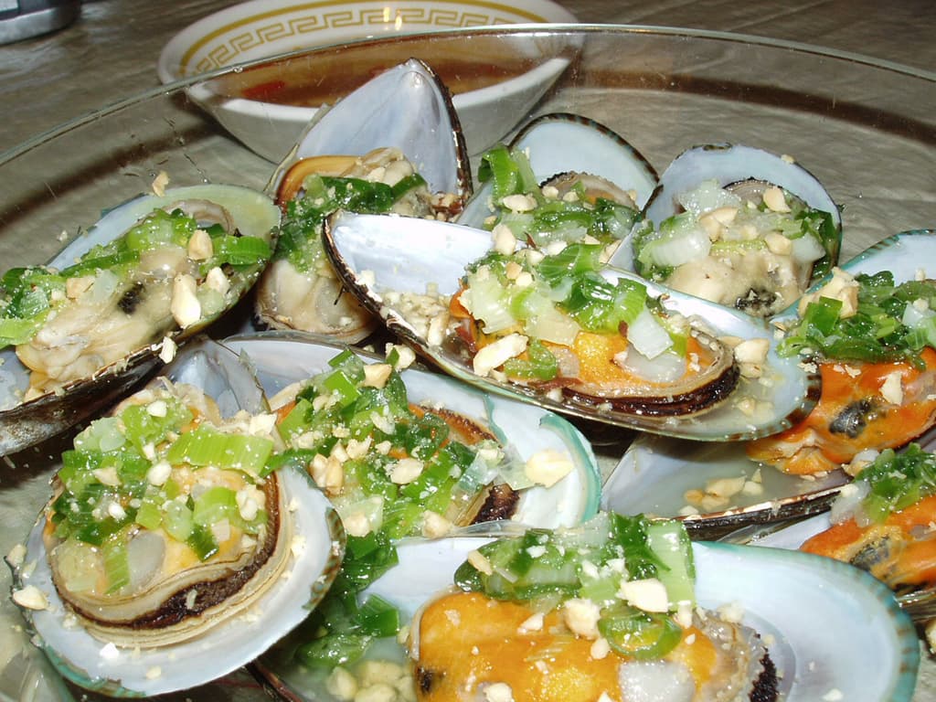 A Vietnamese seafood dish with mussels and herbs.